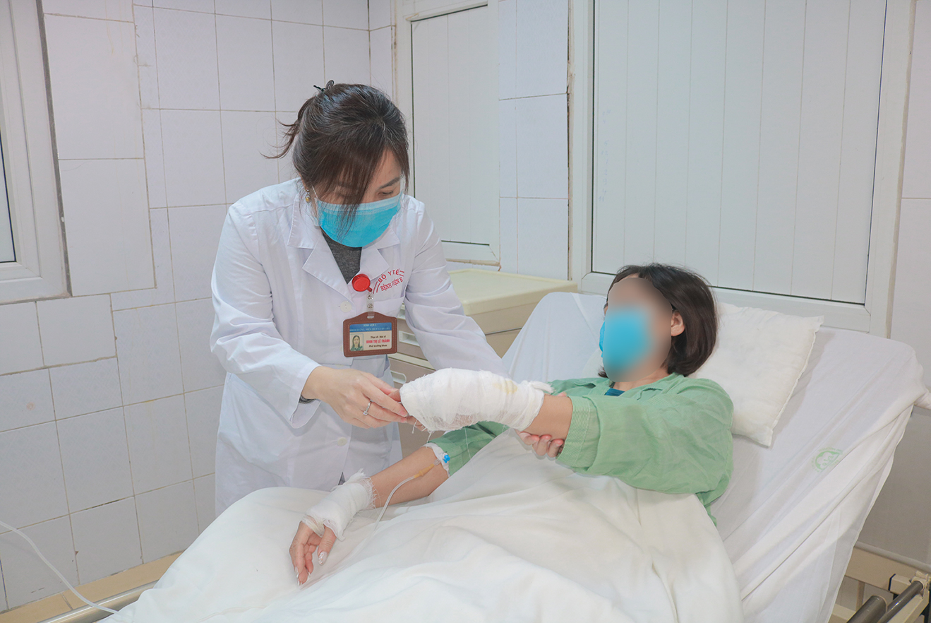 Bệnh viện E: Cấp cứu bệnh nhân bị bỏng nặng do sử dụng hóa chất thông bồn cầu phát nổ